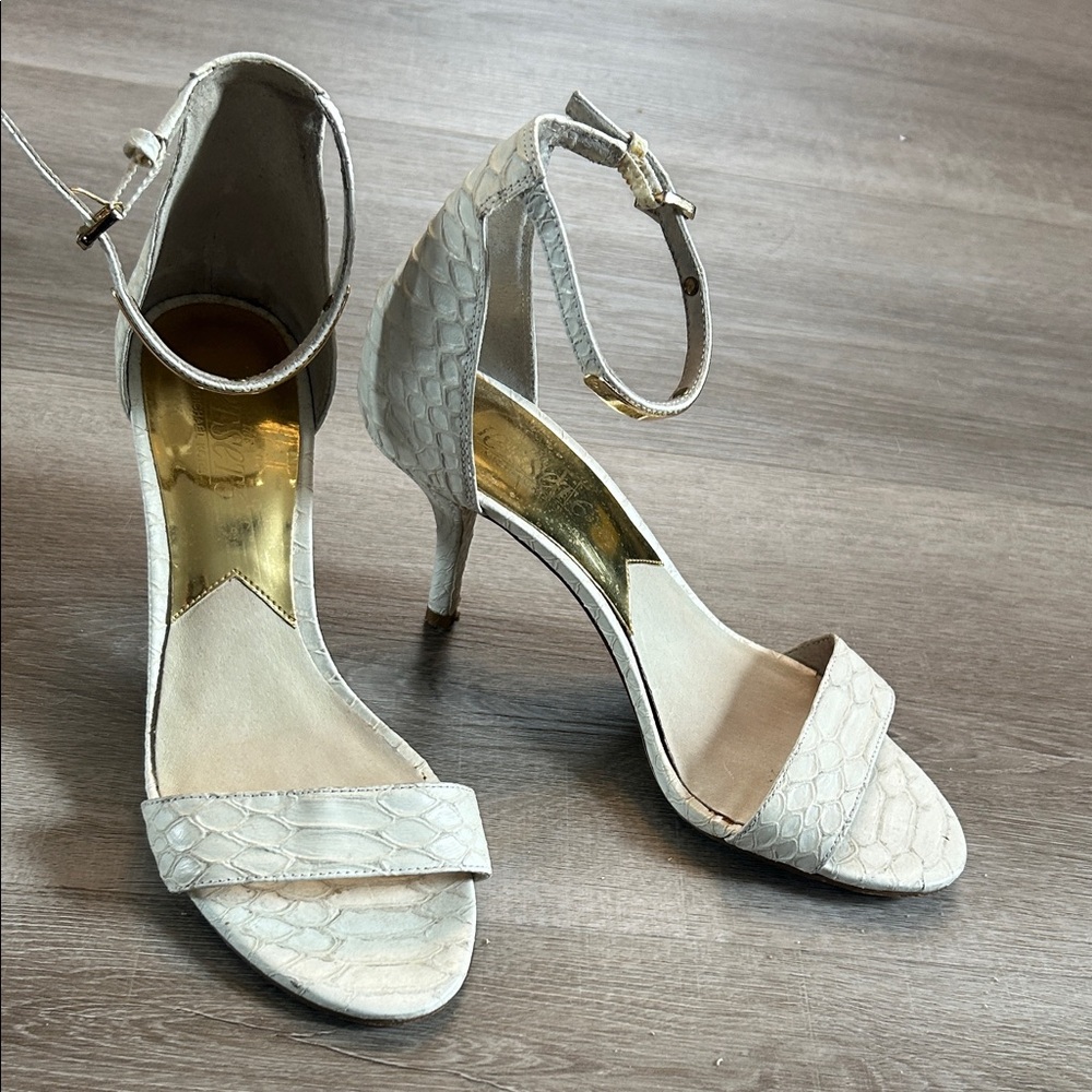 MICHAEL Michael Kors White Snakeskin Heels Size 6